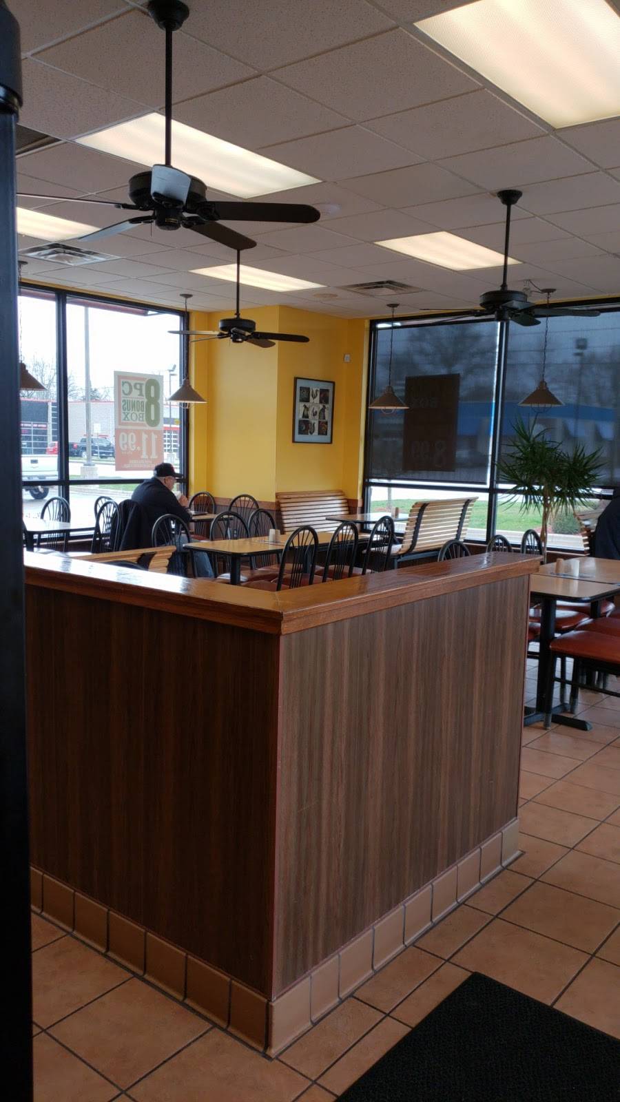 Lees Famous Recipe Chicken | restaurant | 2710 Wheeling Ave, Muncie, IN 47303, USA | 7658969075 OR +1 765-896-9075