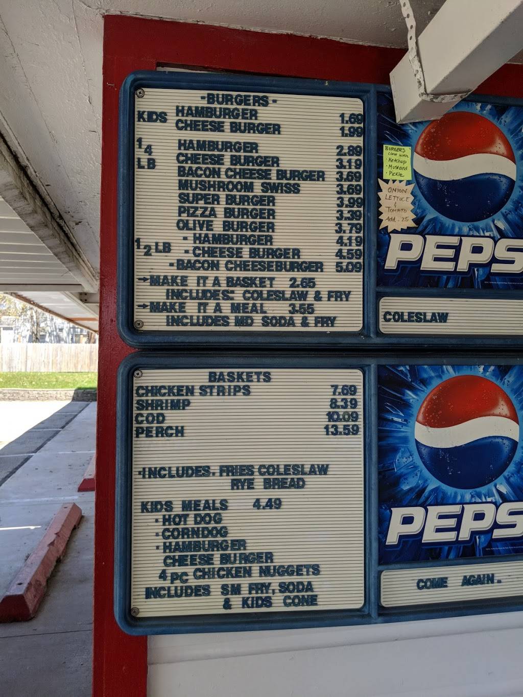 Wega Drive-In | restaurant | 417 W Main St, Weyauwega, WI 54983, USA | 9208673050 OR +1 920-867-3050