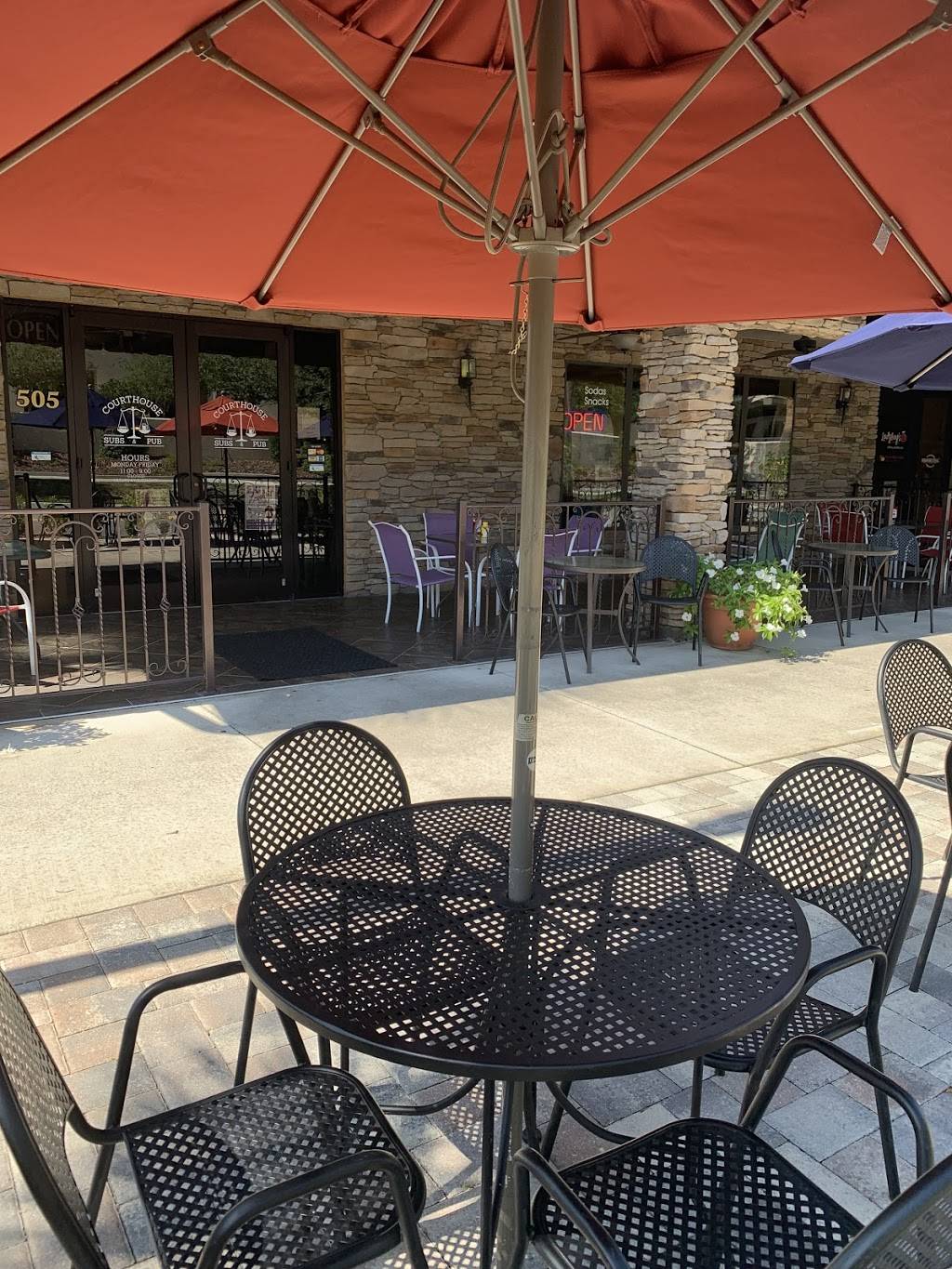 Courthouse Subs & Pub | restaurant | 505 W Main St, Tavares, FL 32778, USA | 3522534663 OR +1 352-253-4663