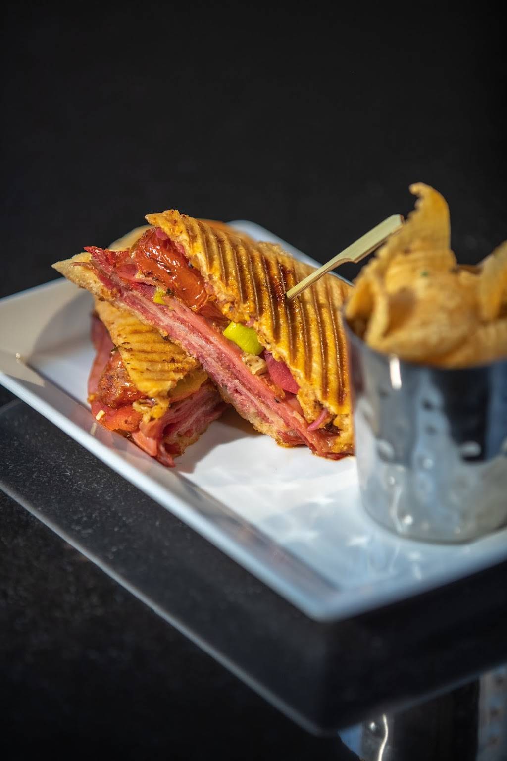 Scopri Restaurant | restaurant | 401 Locust St, Des Moines, IA 50309, USA | 5152442151 OR +1 515-244-2151