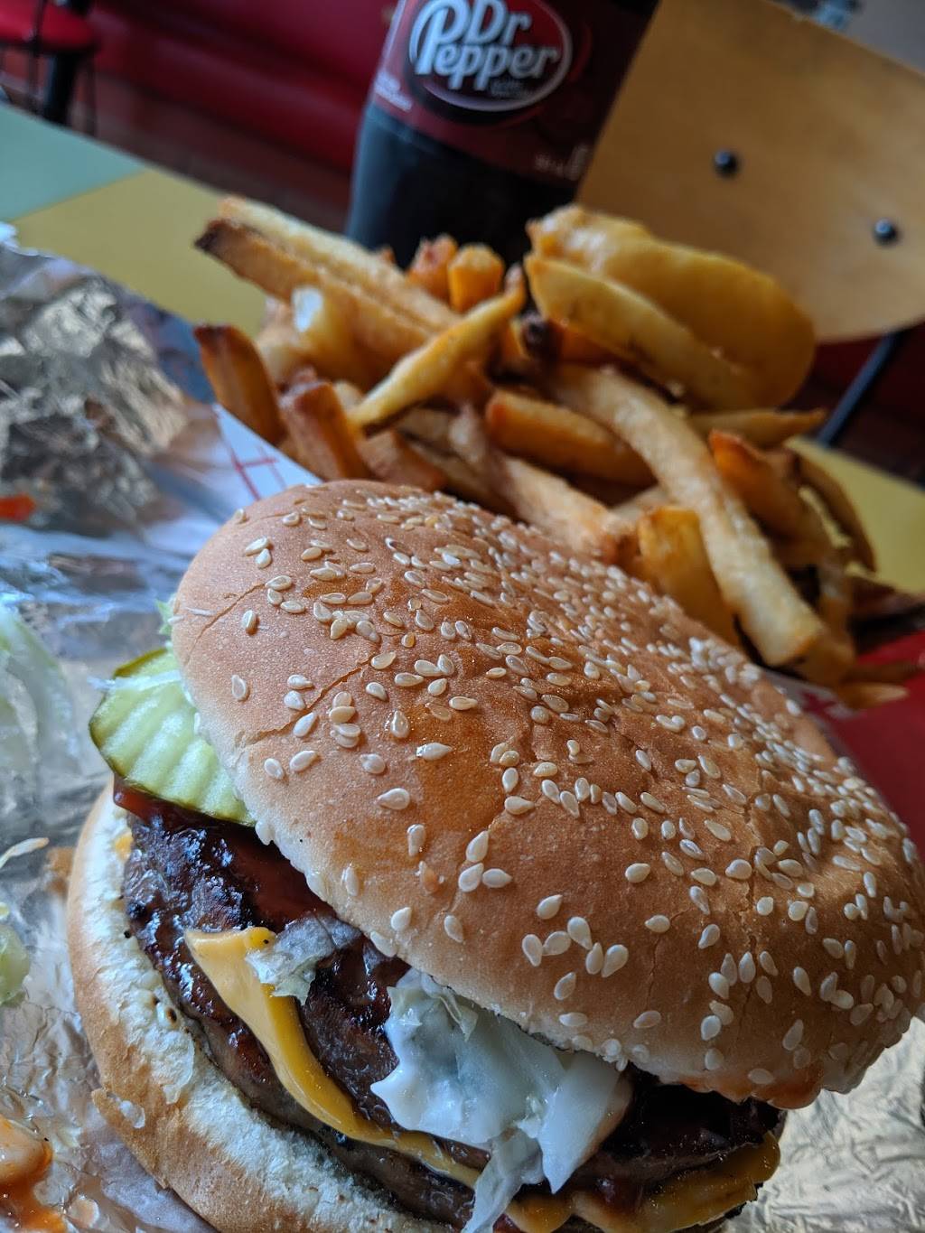 The Fire Pit | restaurant | 6020 Hurontario St, Mississauga, ON L5R 4B3, Canada | 9057128358 OR +1 905-712-8358