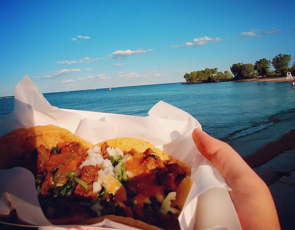 Del Campos Tacos | restaurant | 1300 S Linn White Dr, Chicago, IL 60605, USA | 7734575492 OR +1 773-457-5492
