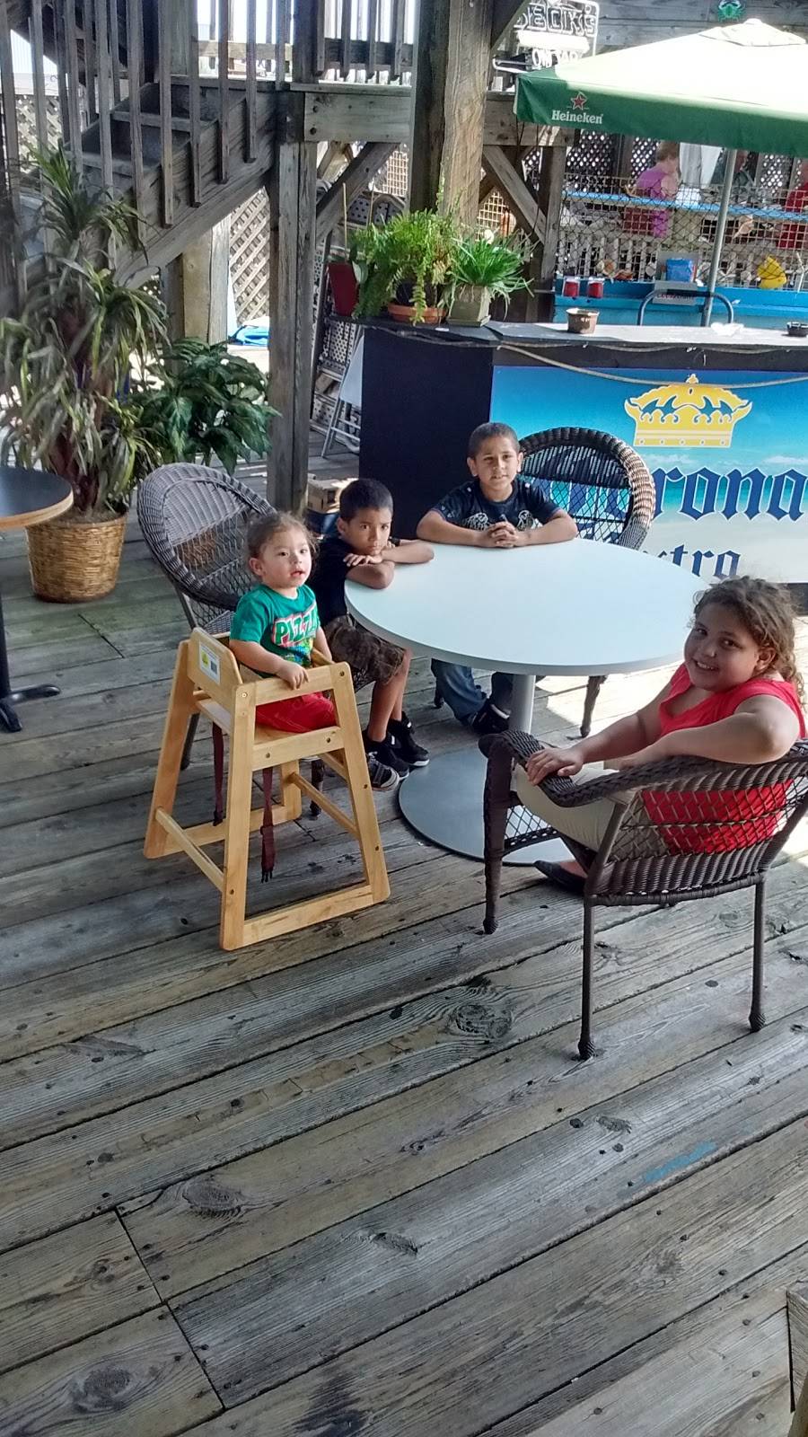 Dolphins Cove Restaurant & Marina | restaurant | 421 Seaview Ave, Bridgeport, CT 06607, USA | 2033353301 OR +1 203-335-3301