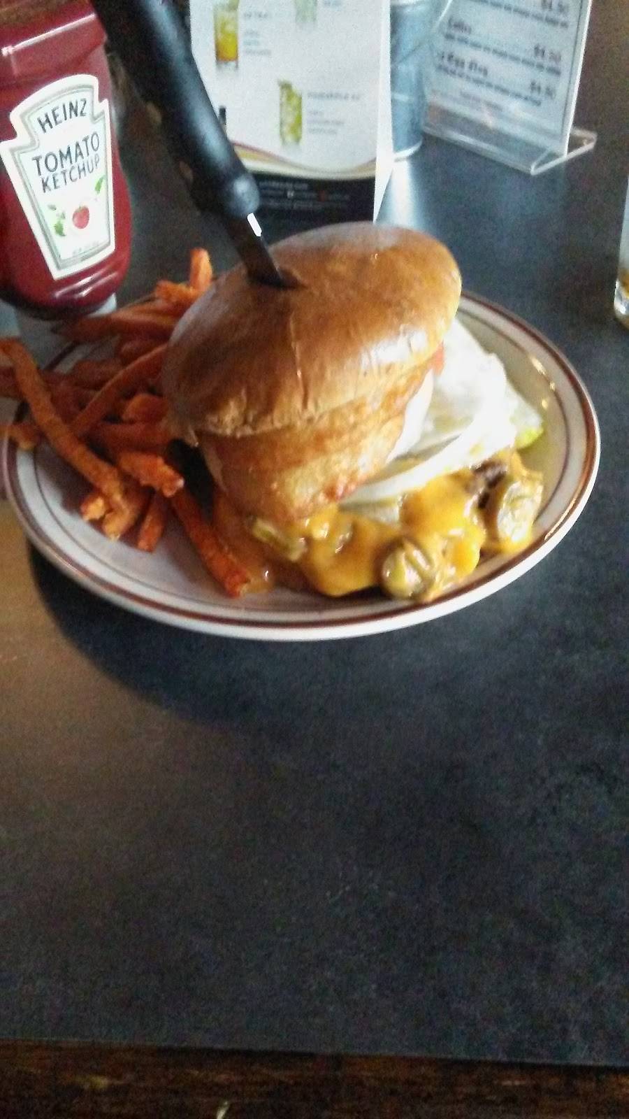 Doghouse Tavern | restaurant | 80874 Main St, Memphis, MI 48041, USA | 8103925116 OR +1 810-392-5116