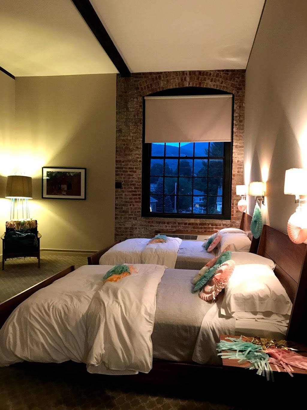 The Roundhouse | restaurant | 2 E Main St, Beacon, NY 12508, USA | 8457658369 OR +1 845-765-8369