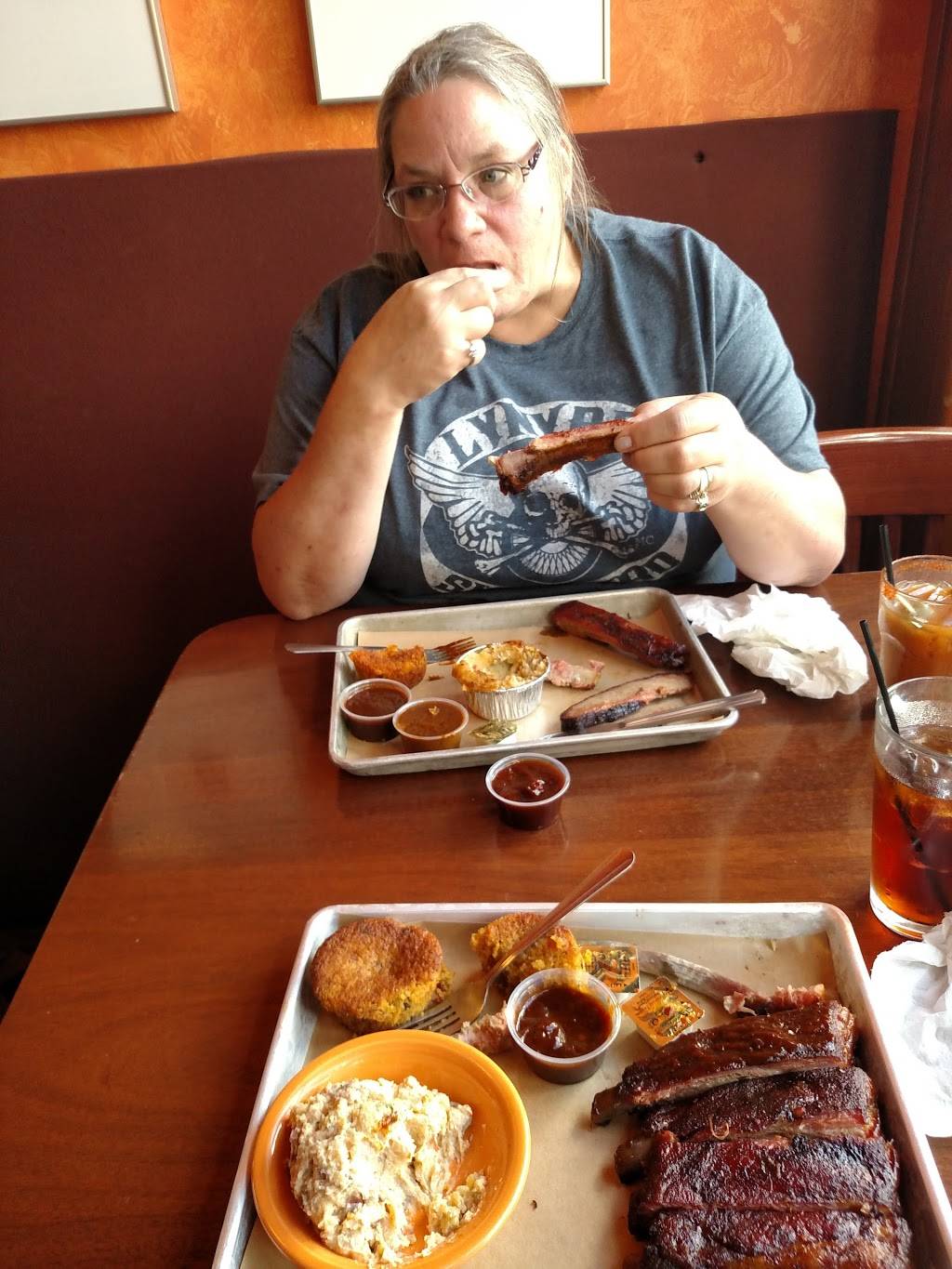 Black Dog Smoke & Ale House | restaurant | 201 N Broadway Ave, Urbana, IL 61801, USA | 2173449342 OR +1 217-344-9342