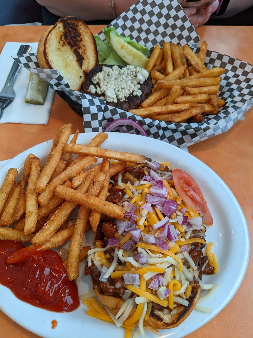 The KROW Sports Bar & Grill | restaurant | 321 S Main St, Cottonwood, AZ 86326, USA | 9286343838 OR +1 928-634-3838