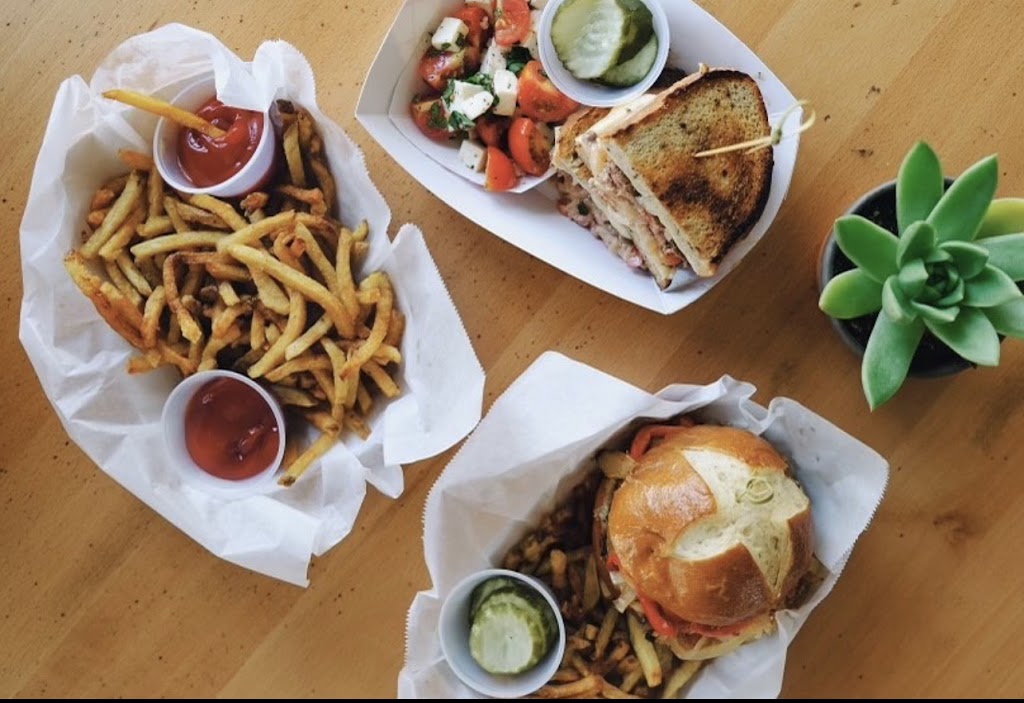 Nighthawks Kitchen | restaurant | 200 Lower Main St, Freeport, ME 04032, USA | 2078005139 OR +1 207-800-5139