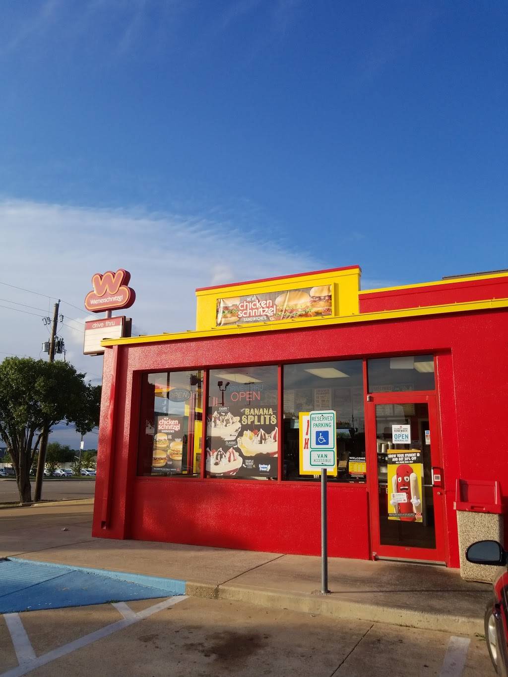 Wienerschnitzel | restaurant | 1904 Oates Dr, Mesquite, TX 75150, USA | 9726823643 OR +1 972-682-3643