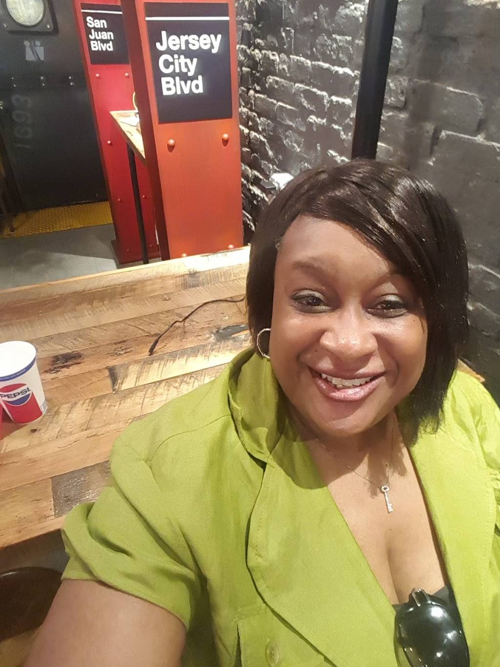 OLaLa Empanadas | restaurant | 194 Market St, Newark, NJ 07102, USA | 9737332000 OR +1 973-733-2000