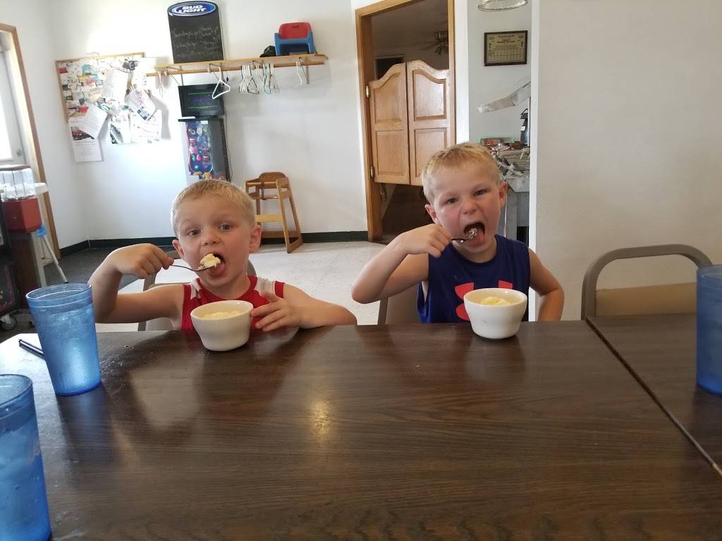 Dugans Restaurant & Lounge | restaurant | 205 Adams St, Floyd, IA 50435, USA | 6413982471 OR +1 641-398-2471