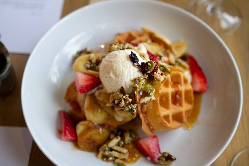 Hobarts Lighthouse | restaurant | 2281 McCrackens Landing Rd, Lakefield, ON K0L 2H0, Canada | 7056520557 OR +1 705-652-0557