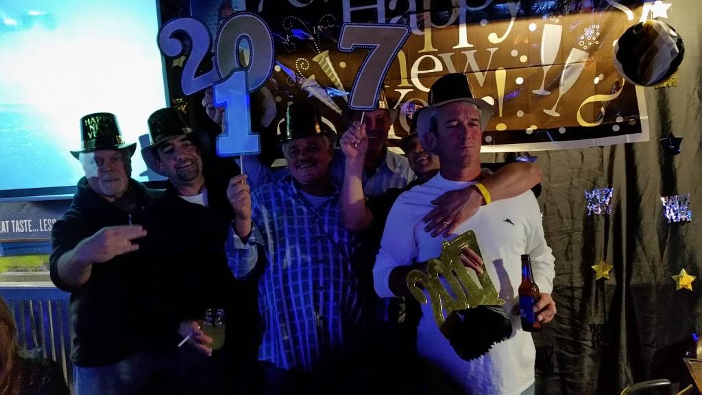 Canucks Bar and Grill | restaurant | 1102 Texas St, Lewisville, TX 75057, USA | 9724367000 OR +1 972-436-7000