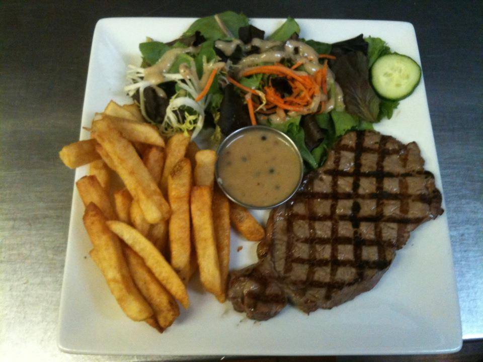 Café-resto Le Gavroche | restaurant | 304 Rue Notre Dame E, Victoriaville, QC G6P 5G7, Canada | 8196043077 OR +1 819-604-3077