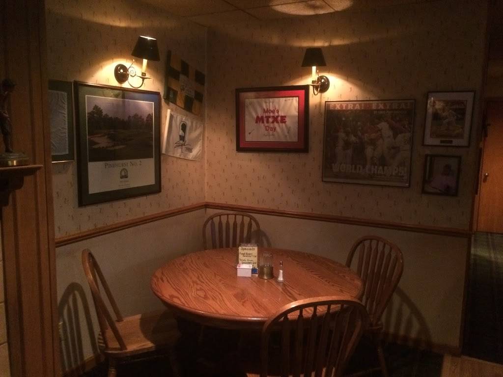 Huntergreen Inn & Pub | restaurant | 319 E Broad St, Raymond, IL 62560, USA | 2172293683 OR +1 217-229-3683