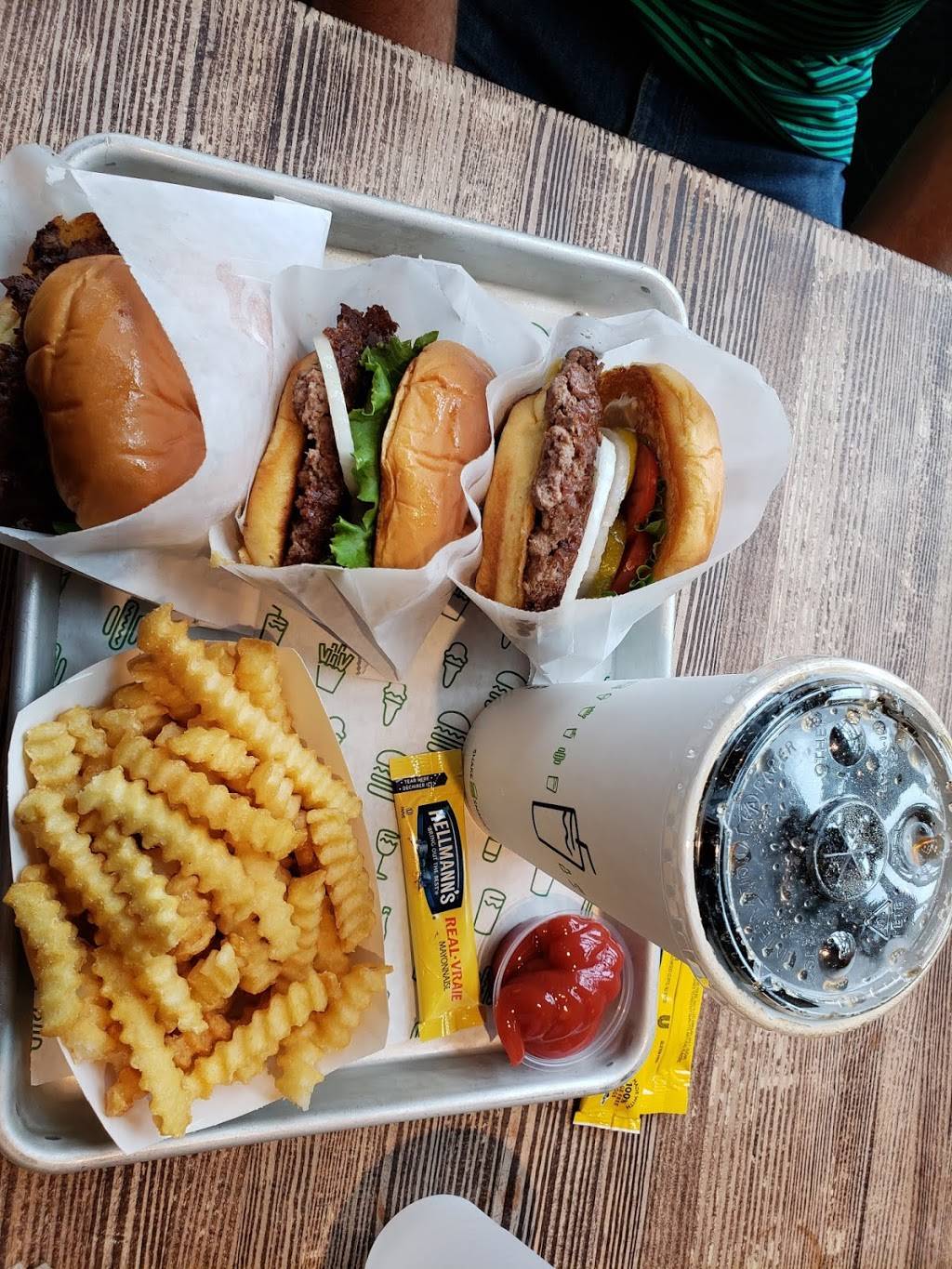 Shake Shack | restaurant | 4999 Old Orchard Shopping Center Space L28, Skokie, IL 60077, USA | 8473801240 OR +1 847-380-1240