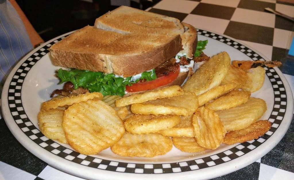 Mrs Macs Fillin Station | restaurant | 951 Old Dixie Hwy, Vero Beach, FL 32960, USA | 7725648400 OR +1 772-564-8400