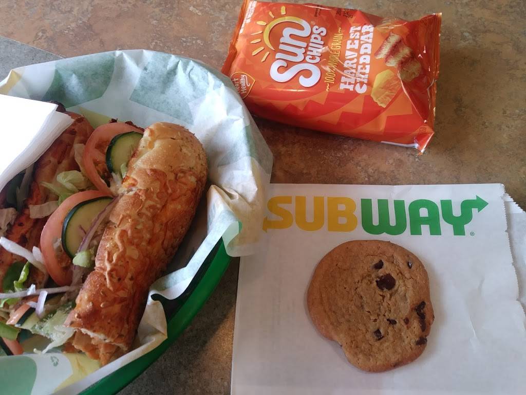 Subway Restaurants | restaurant | 455 W Pioneer Pkwy, Grand Prairie, TX 75051, USA | 9722649898 OR +1 972-264-9898