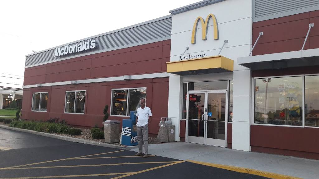 McDonalds | cafe | 1912 E Higgins Rd, Elk Grove Village, IL 60007, USA | 8474377949 OR +1 847-437-7949