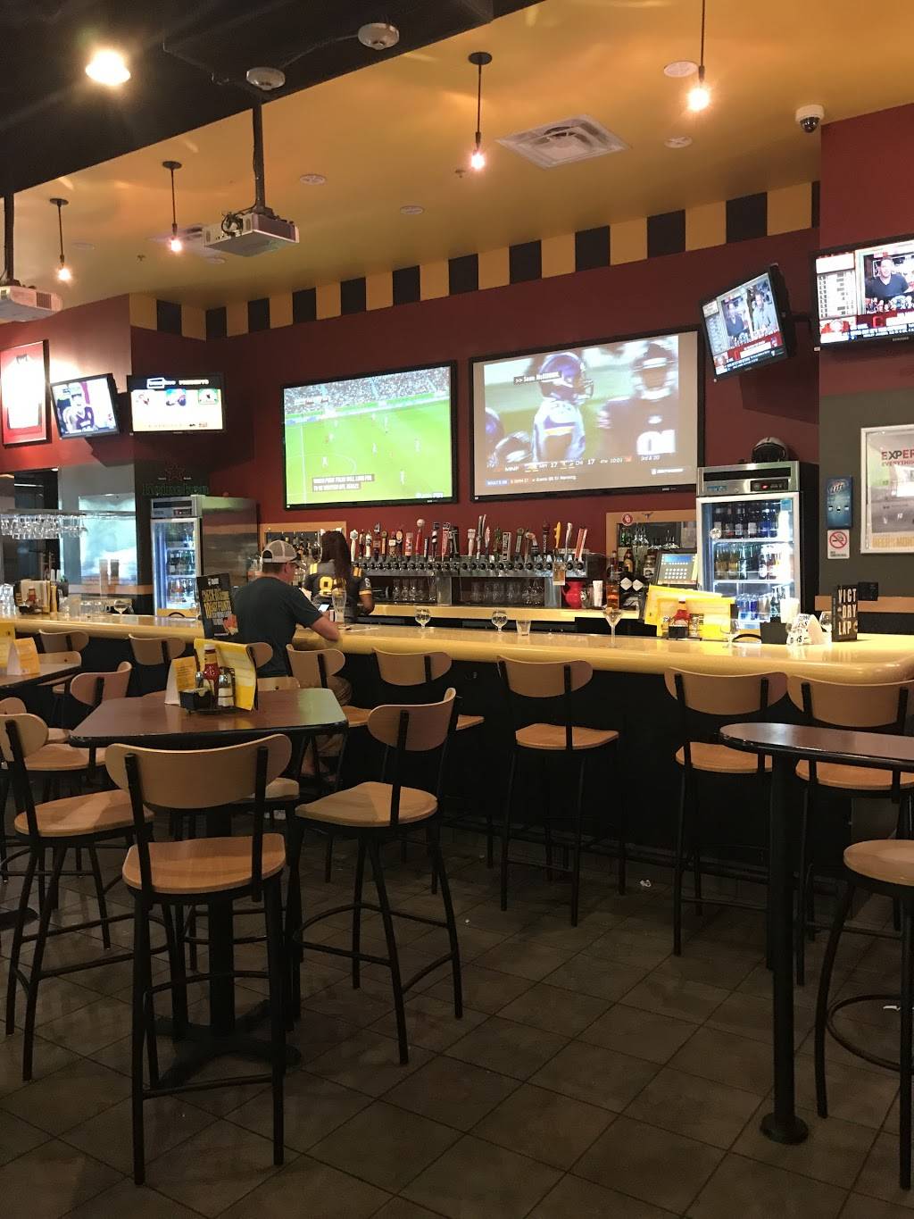Buffalo Wild Wings | restaurant | 2450 Crystal Dr, Arlington, VA 22202, USA | 7034130160 OR +1 703-413-0160