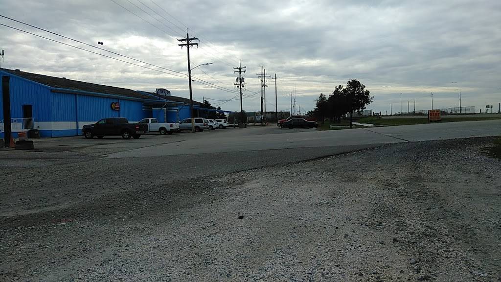 Paradise Restaurant | restaurant | 2101 Paris Rd, New Orleans, LA 70129, USA | 5042778054 OR +1 504-277-8054