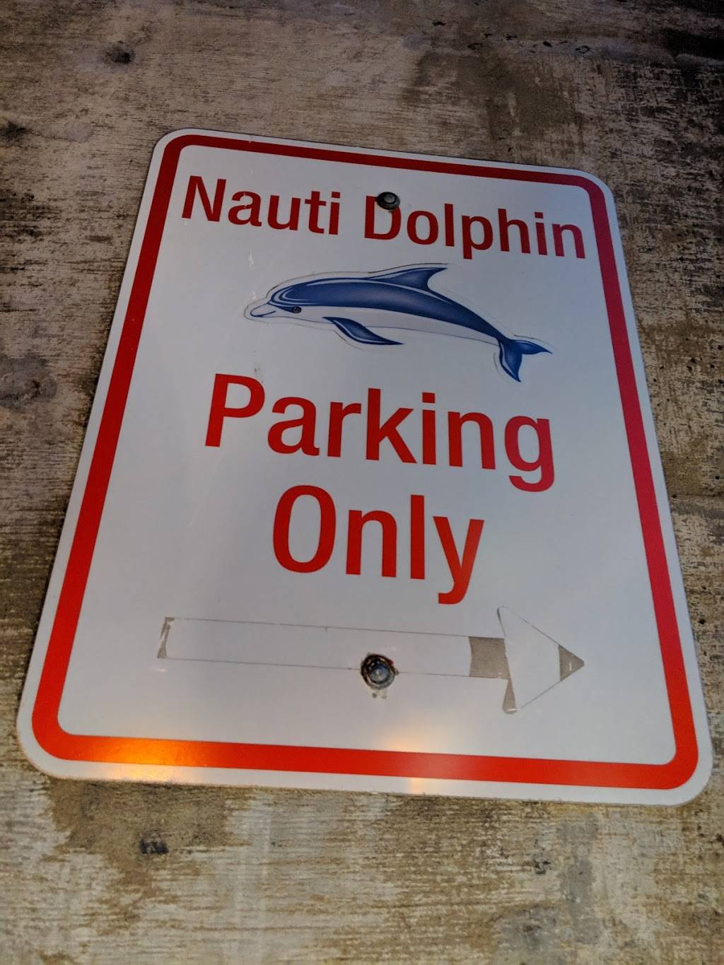 Nauti Dolphin | restaurant | 195 Unquowa Rd, Fairfield, CT 06824, USA | 2032561877 OR +1 203-256-1877