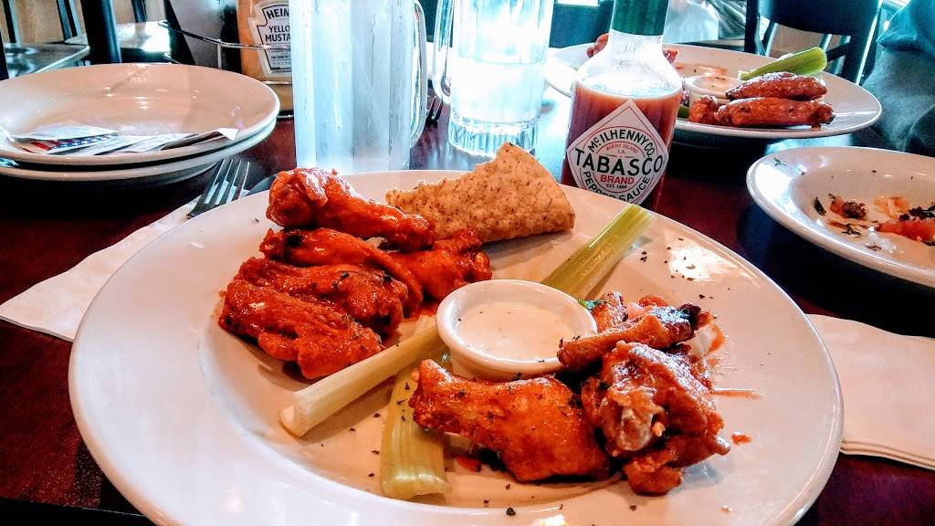 Paulies Pub and Grille | restaurant | 444 N Eola Rd, Aurora, IL 60502, USA | 6304998956 OR +1 630-499-8956