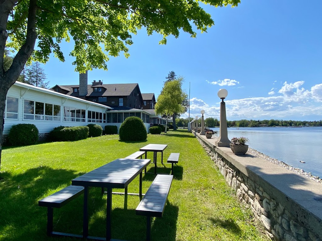 Burtons on the Bay | restaurant | 7715 Alpine Rd, Egg Harbor, WI 54209, USA | 9208683000 OR +1 920-868-3000