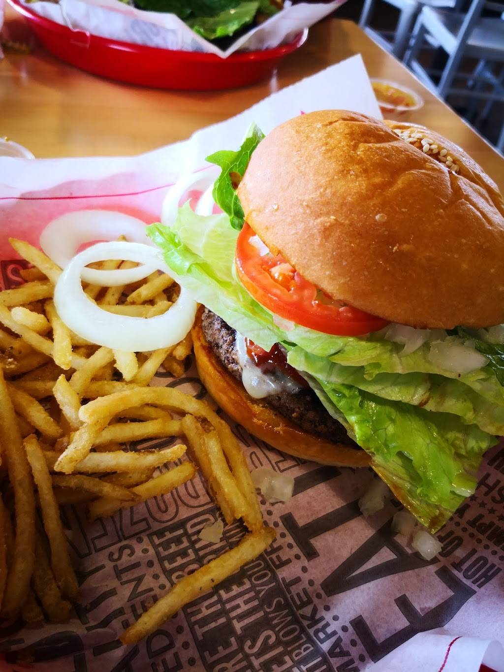 Fuddruckers | restaurant | 5601 SW Loop 820, Fort Worth, TX 76132, USA | 8172630996 OR +1 817-263-0996