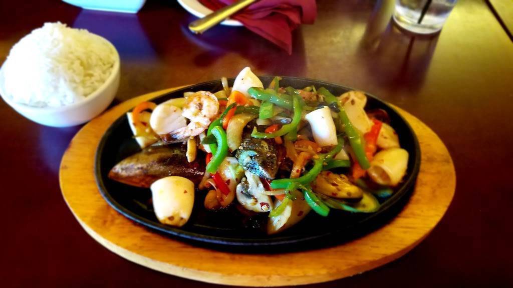 Linas Thai Bistro | restaurant | 2055 Holliday Dr, Dubuque, IA 52002, USA | 5635882345 OR +1 563-588-2345