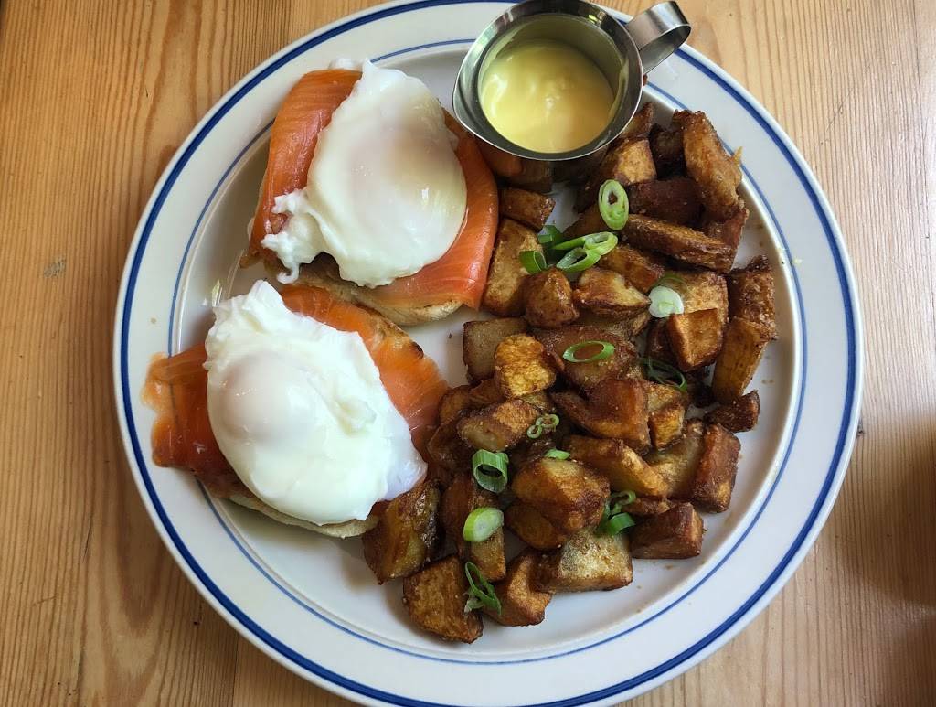 Bistro 827 | restaurant | 168 Chemin Old Chelsea, Chelsea, QC J9B 1J3, Canada | 8198279118 OR +1 819-827-9118