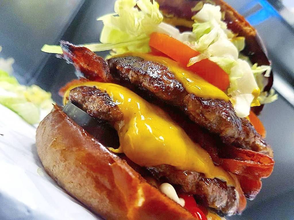 Burger Royale | restaurant | 2921 ON-11, Oro Station, ON L0L 2E0, Canada | 7054876978 OR +1 705-487-6978