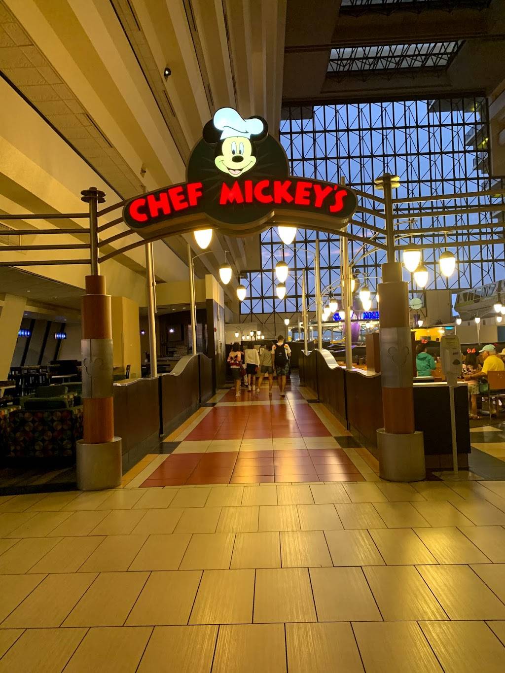 Chef Mickeys | restaurant | 4600 World Dr, Orlando, FL 32830, USA | 4079393463 OR +1 407-939-3463