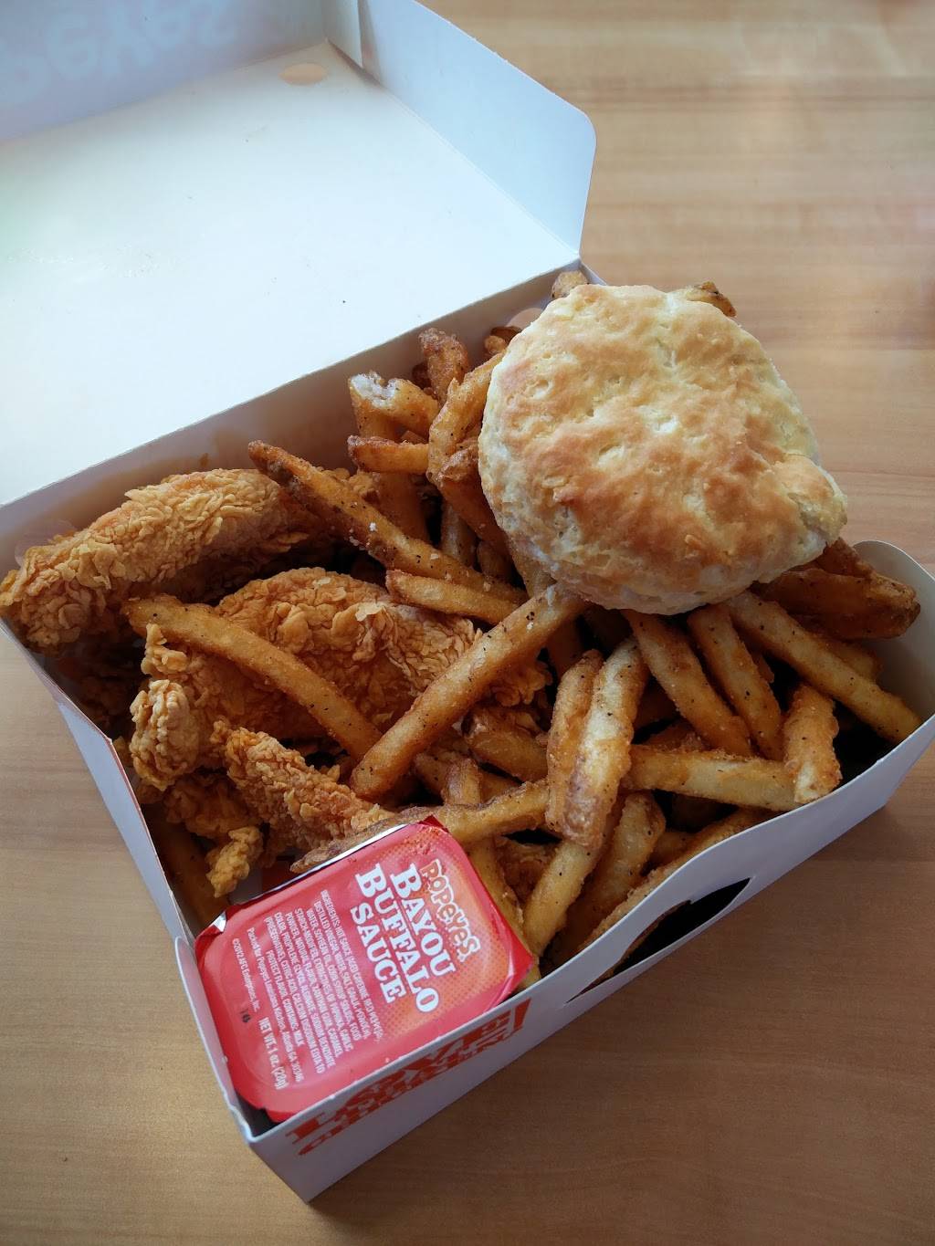 Popeyes Louisiana Kitchen | restaurant | 3204 S Ashland Ave, Chicago, IL 60608, USA | 7732542200 OR +1 773-254-2200