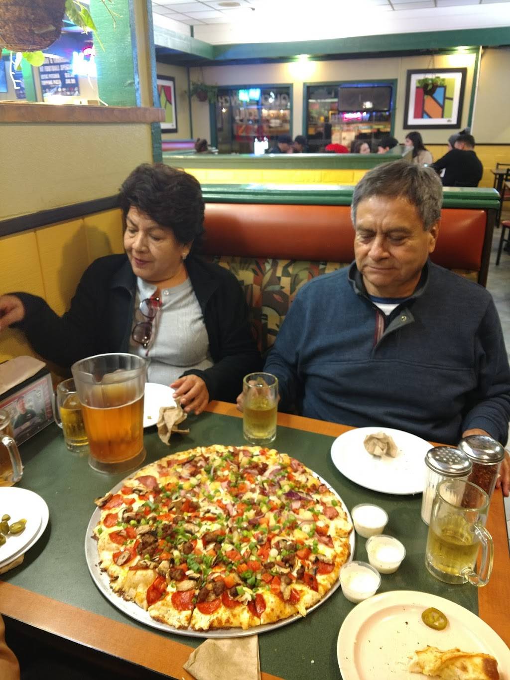 Round Table Pizza | meal delivery | 1212 17th St, Santa Ana, CA 92701, USA | 7145426111 OR +1 714-542-6111