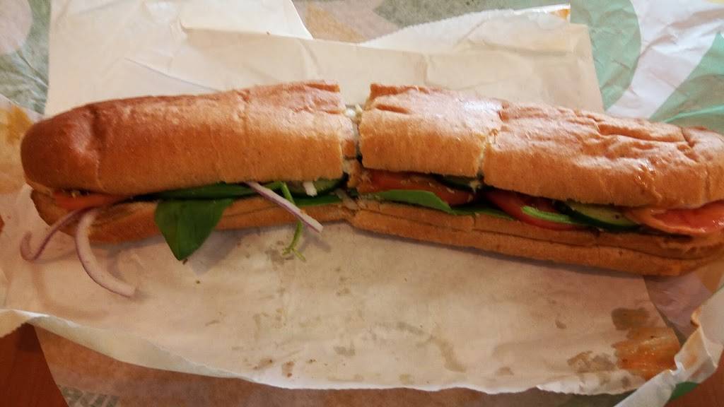 Subway | restaurant | High Point Commons, N56 W14108, Silver Spring Dr Suite 106, Menomonee Falls, WI 53051, USA | 2623731150 OR +1 262-373-1150