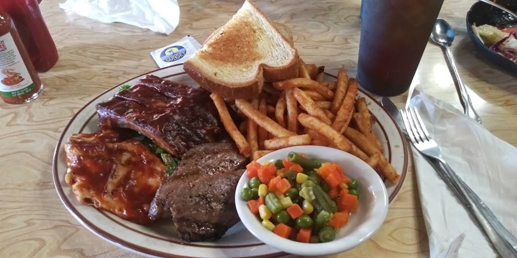 Seven Cafe And Grill | restaurant | 25 Shaw Ave, Clovis, CA 93612, USA | 5593221605 OR +1 559-322-1605