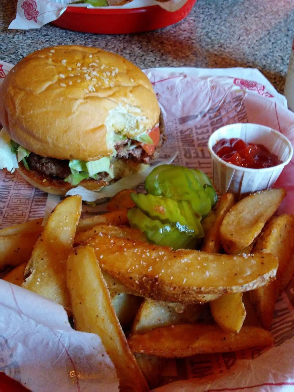 Fuddruckers | restaurant | 10435 N Kings Hwy, Myrtle Beach, SC 29572, USA | 8432728637 OR +1 843-272-8637