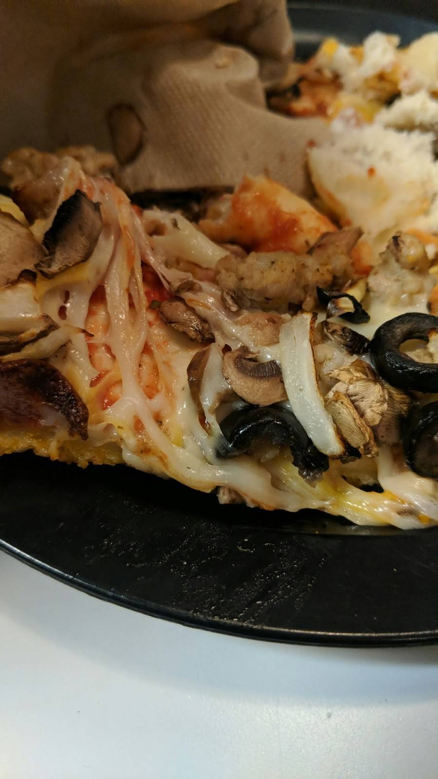 Round Table Pizza | meal delivery | 40034 CA-49 a2, Oakhurst, CA 93644, USA | 5596837472 OR +1 559-683-7472