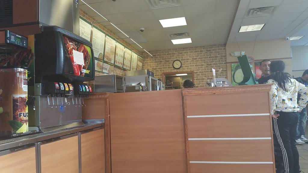 Subway | restaurant | 926 E Main St, Bridgeport, CT 06608, USA | 2035021528 OR +1 203-502-1528