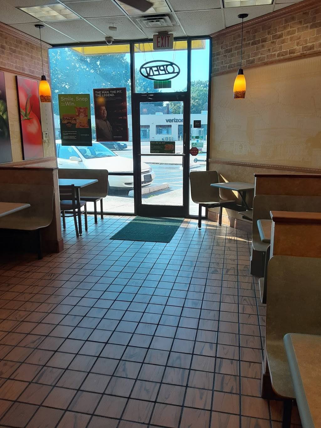 Subway | meal takeaway | 1558 Union Ave, Memphis, TN 38104, USA | 9012746667 OR +1 901-274-6667