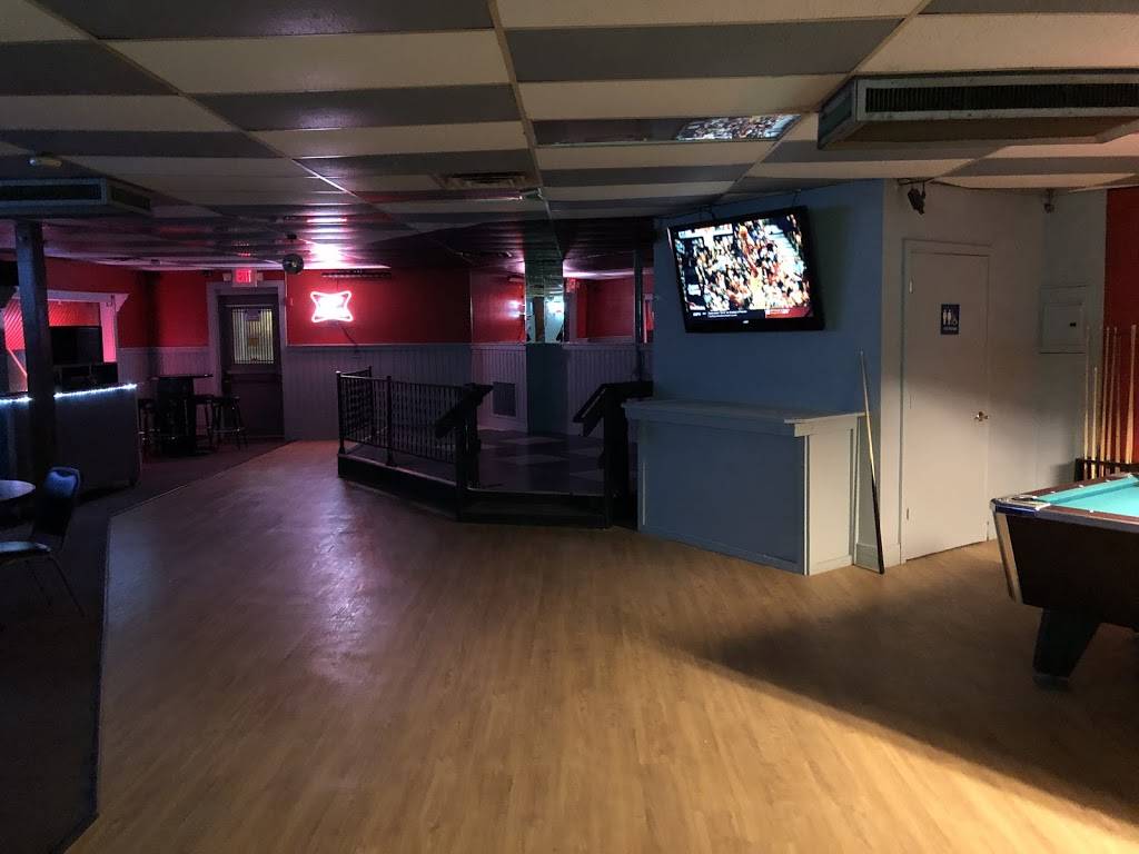 The Gym Party Bar & Grill | night club | 2279 Hubbell Ave, Des Moines, IA 50317, USA | 5152631186 OR +1 515-263-1186