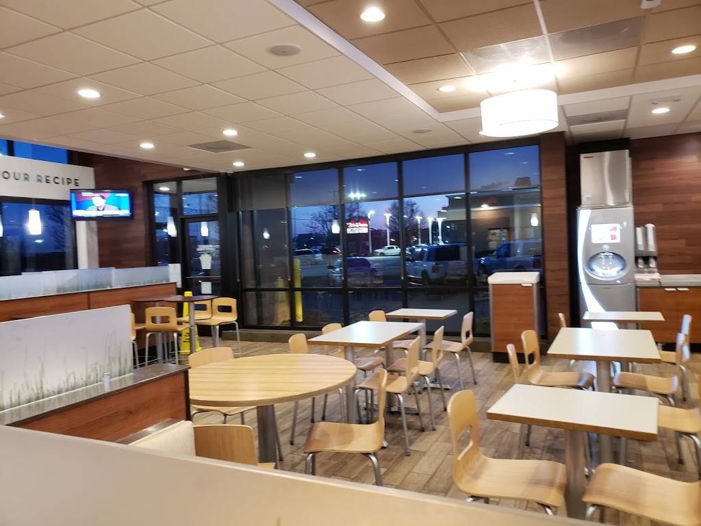 Wendys | restaurant | 2907 Navarre Ave, Oregon, OH 43616, USA | 4196985206 OR +1 419-698-5206