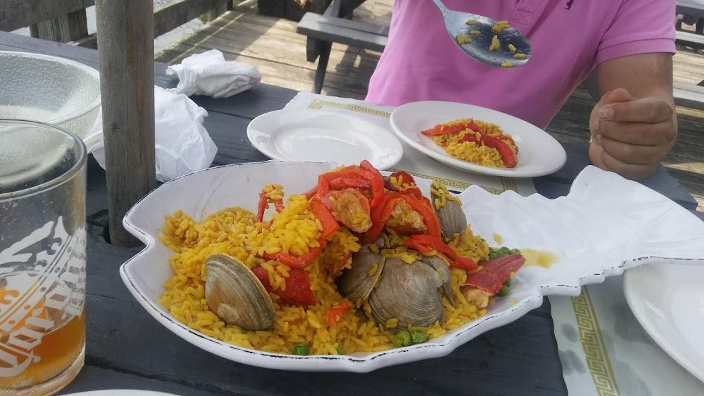 Dolphins Cove Restaurant & Marina | restaurant | 421 Seaview Ave, Bridgeport, CT 06607, USA | 2033353301 OR +1 203-335-3301