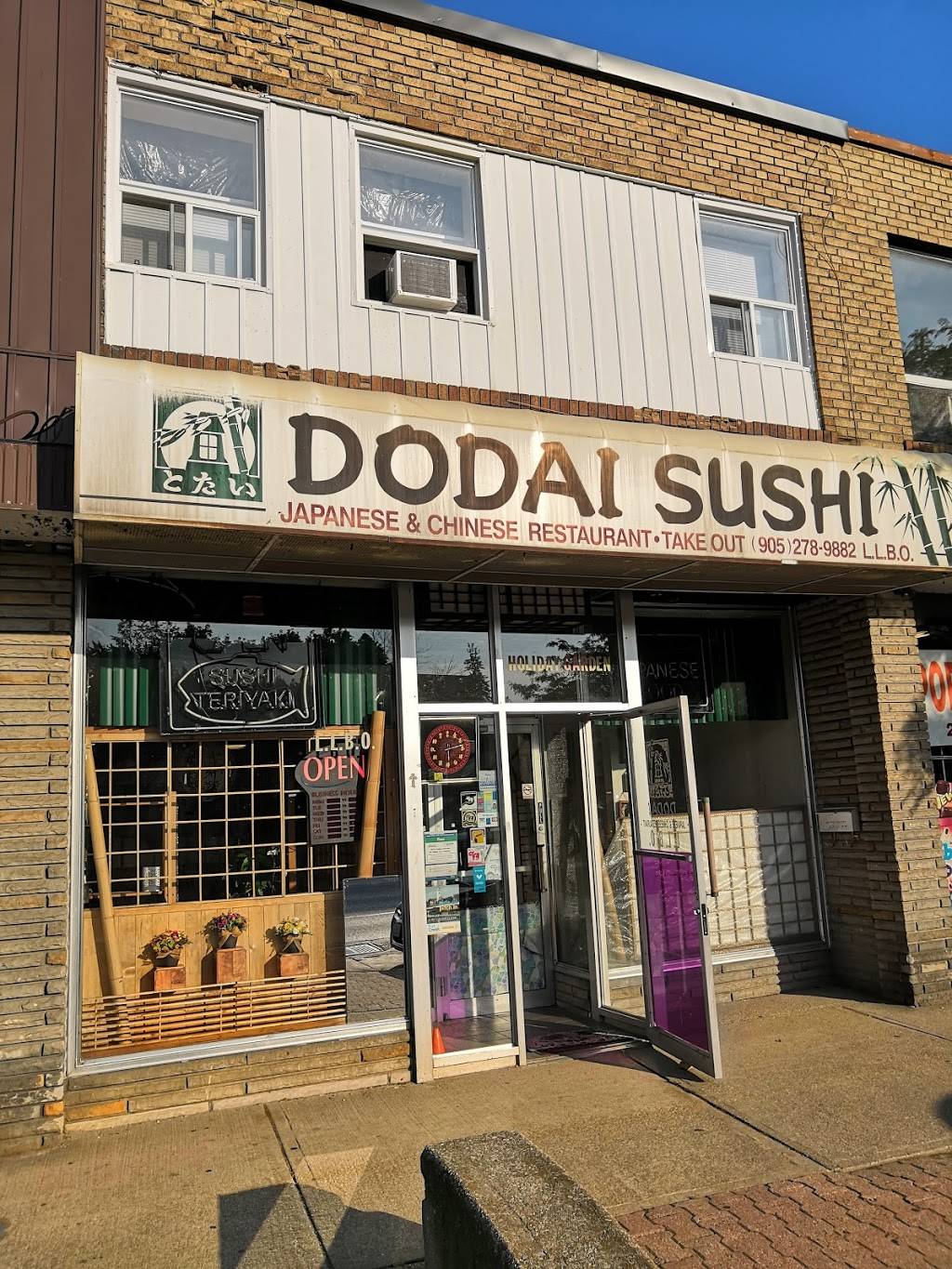 Holiday Gardens & Dodai Sushi | restaurant | 277 Lakeshore Rd E, Mississauga, ON L5G 1G8, Canada | 9052789882 OR +1 905-278-9882