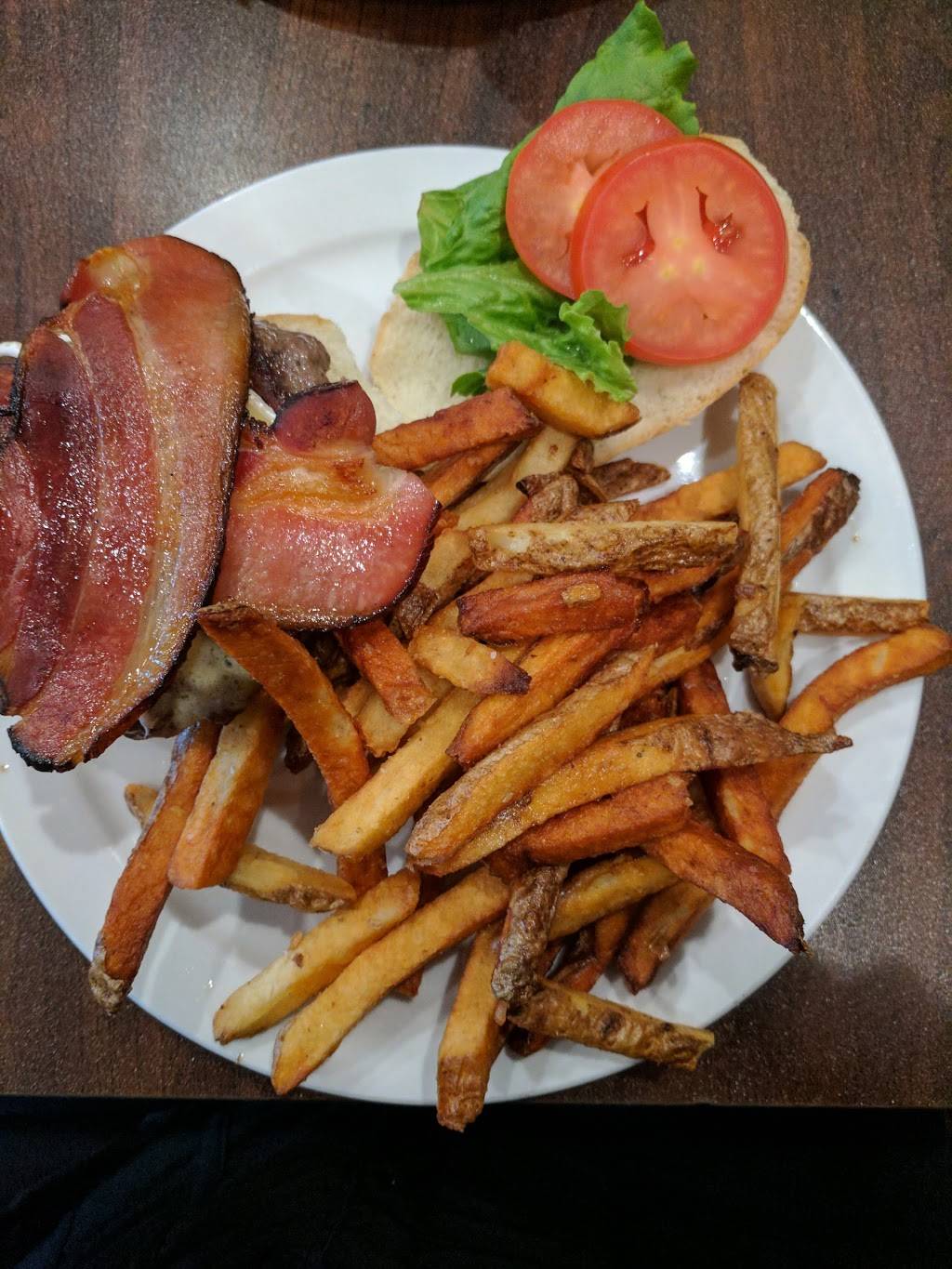 The Bent Elbow | restaurant | 2880 King St E, Kitchener, ON N2A 1A7, Canada | 5192080202 OR +1 519-208-0202