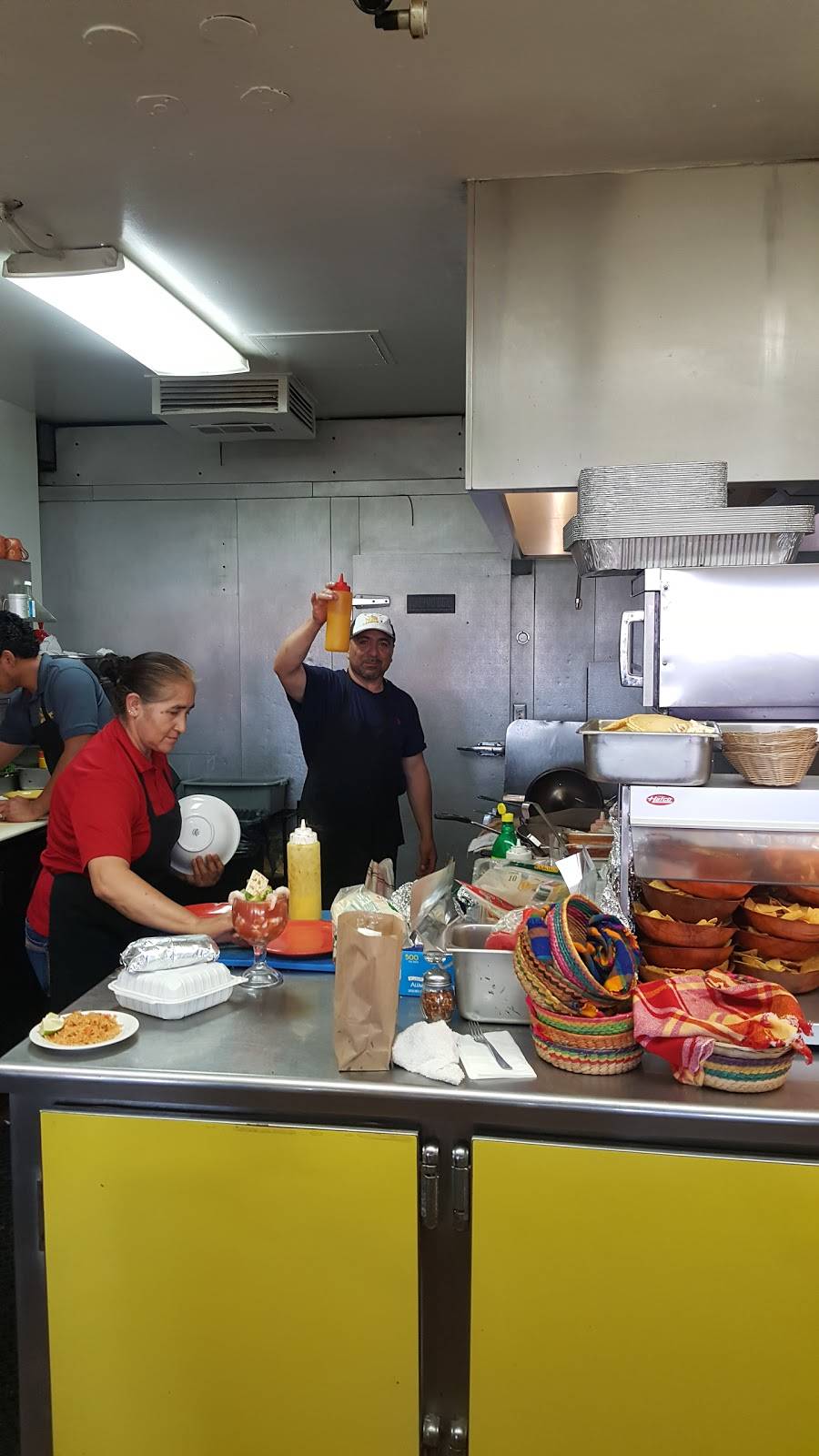 Restaurante El Michoacano | restaurant | 2015 N Main St, Salinas, CA 93906, USA | 8312726182 OR +1 831-272-6182