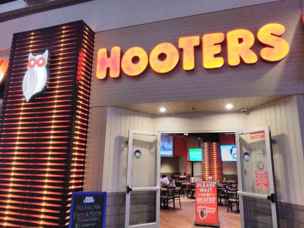 Hooters | restaurant | 404 E Broadway, Bloomington, MN 55425, USA | 9528543110 OR +1 952-854-3110