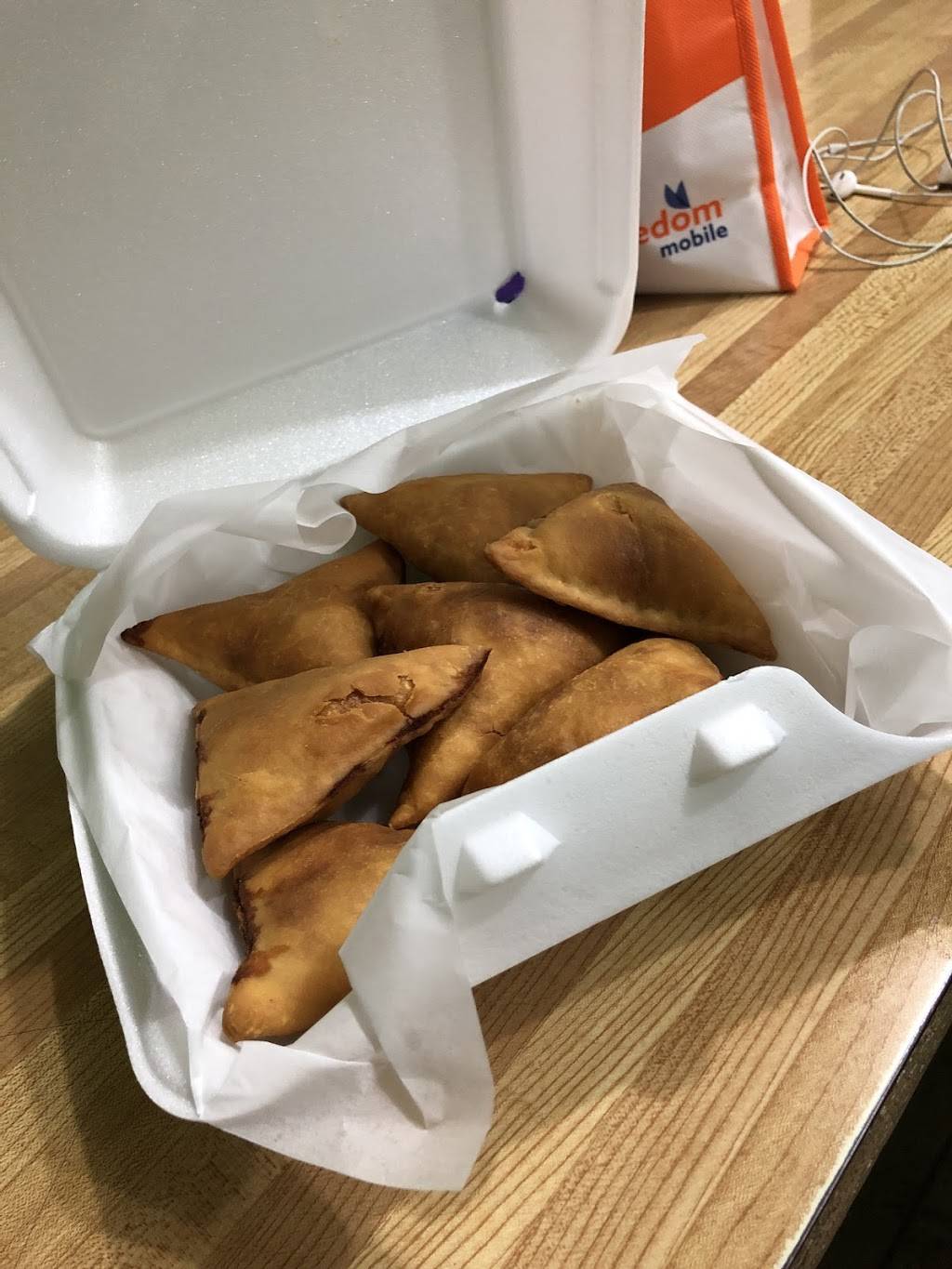 Lava Pizza & Wings | restaurant | 665 Plains Rd E, Burlington, ON L7T 2E8, Canada | 9056310777 OR +1 905-631-0777