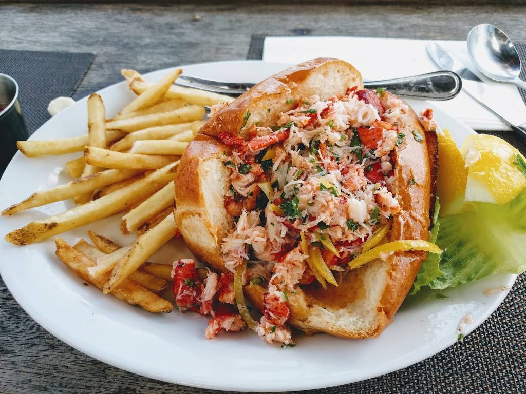 Marthas Vineyard Chowder Company | restaurant | 9 Oak Bluffs Ave, Oak Bluffs, MA 02557, USA | 5086963000 OR +1 508-696-3000